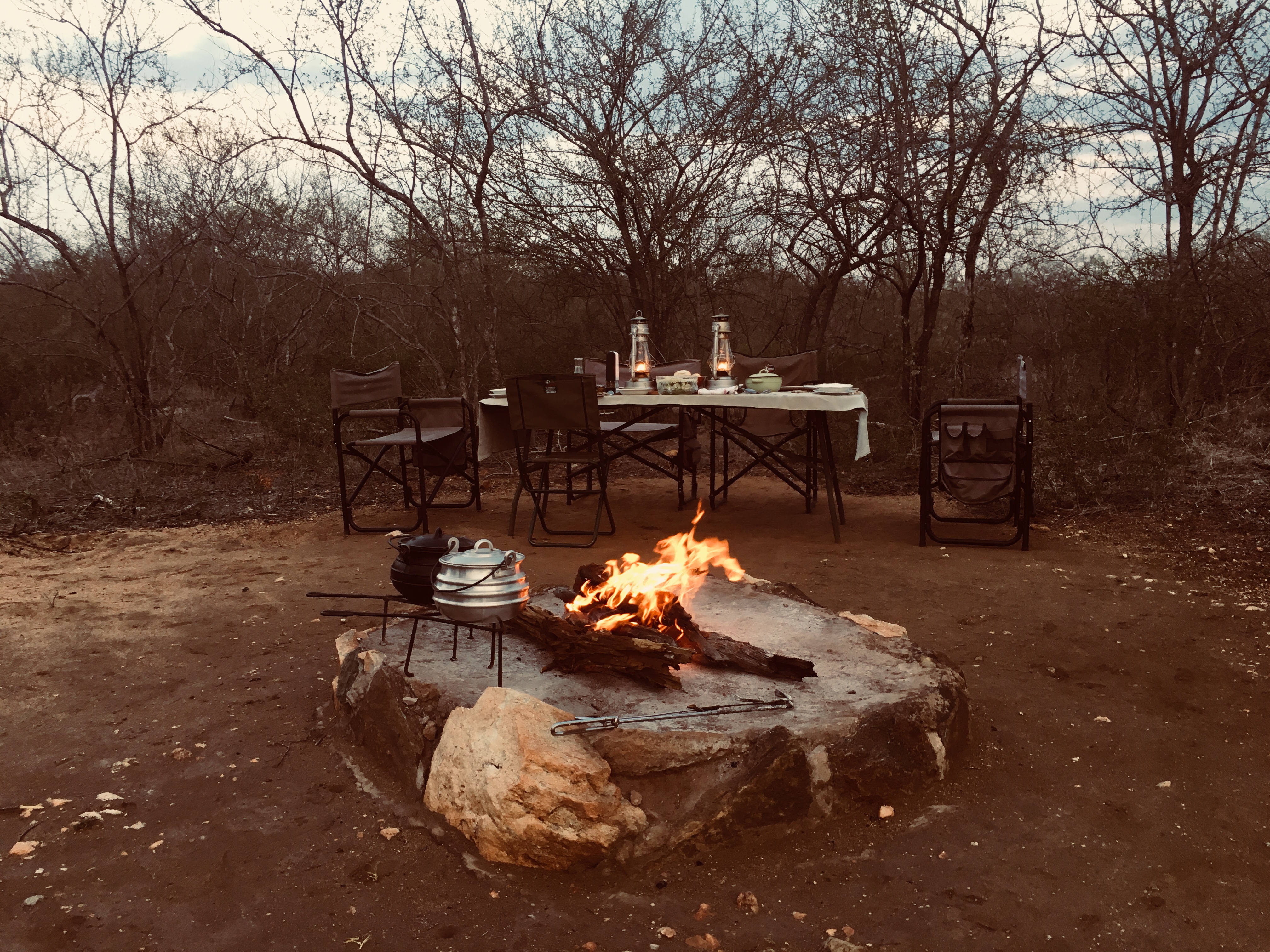 Abendessen im Busch während der Walking Safari in Südafrikas Krüger Park